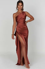 Jurk Satijnen One Shoulder Met Hoge Split En Drapeering