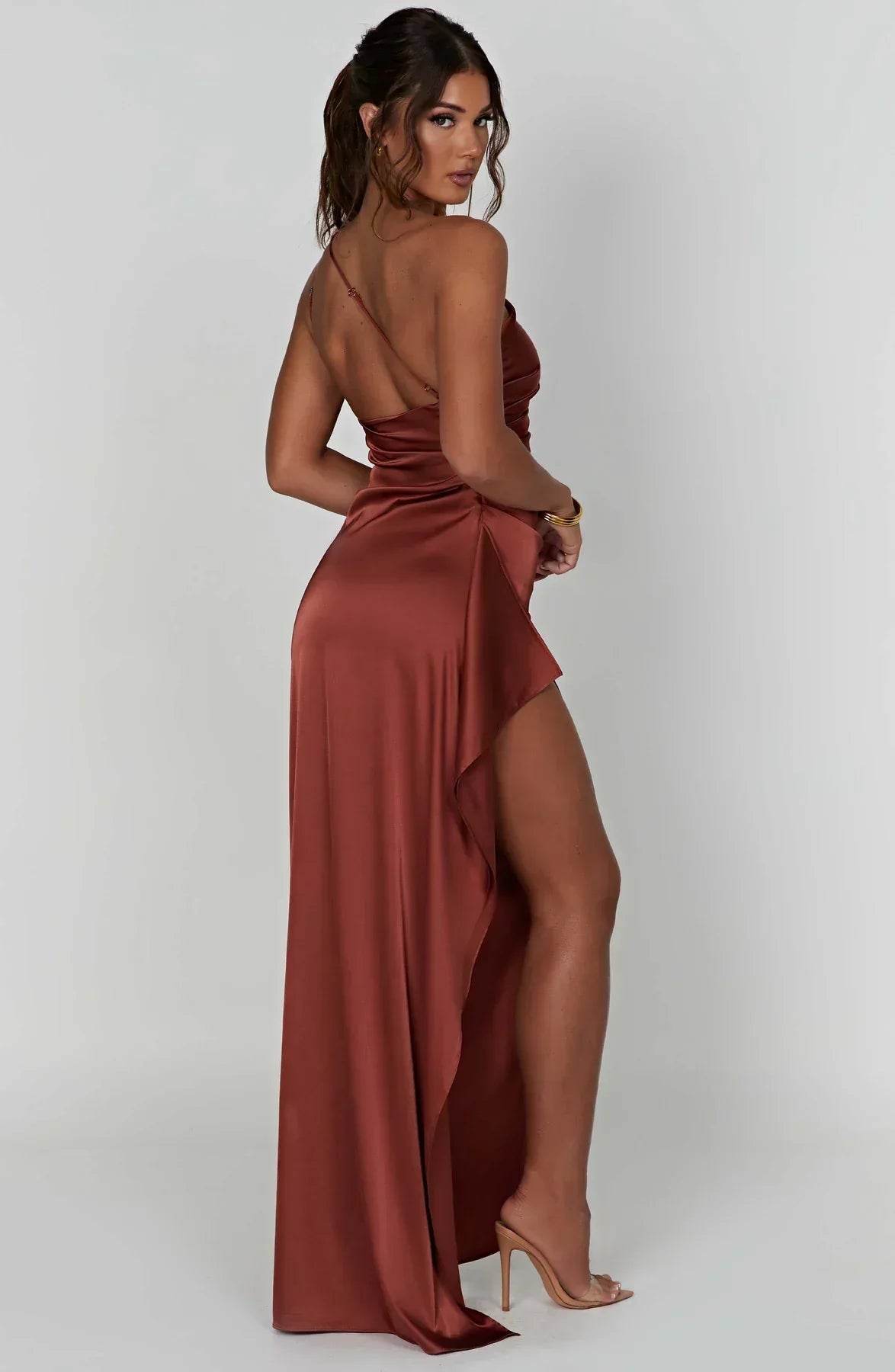 Luxe Satijnen One-Shoulder Splitjurk voor Elegante Avonden en Gala's met Luxe Satijn, Asymmetrisch Schouderontwerp en Hoge Split voor Flatterende Pasvorm