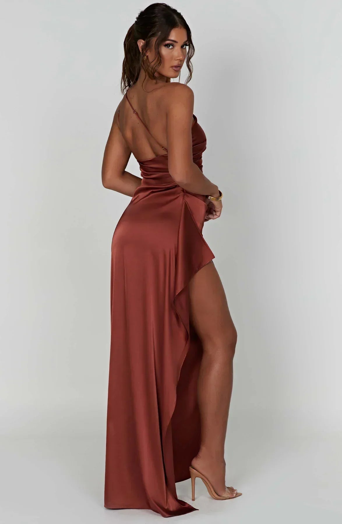Jurk Satijnen One Shoulder Met Hoge Split En Drapeering