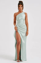 Jurk Satijnen One Shoulder Met Hoge Split En Drapeering
