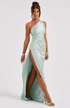 Jurk Satijnen One Shoulder Met Hoge Split En Drapeering