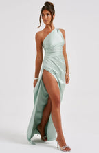 Jurk Satijnen One Shoulder Met Hoge Split En Drapeering
