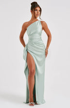 Jurk Satijnen One Shoulder Met Hoge Split En Drapeering