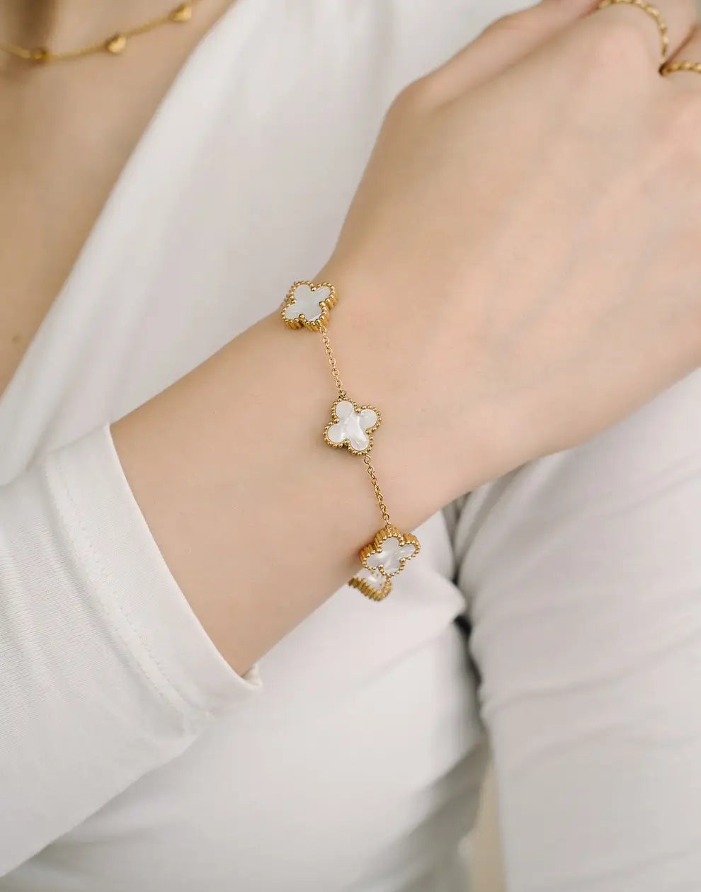 Vijfbladig Klavertje Vier Armband van Roestvrij Staal in Zwart, Pareltje en Rood - Symboliseer Geluk en Positiviteit met een Elegant, Aanpasbaar Sieraad