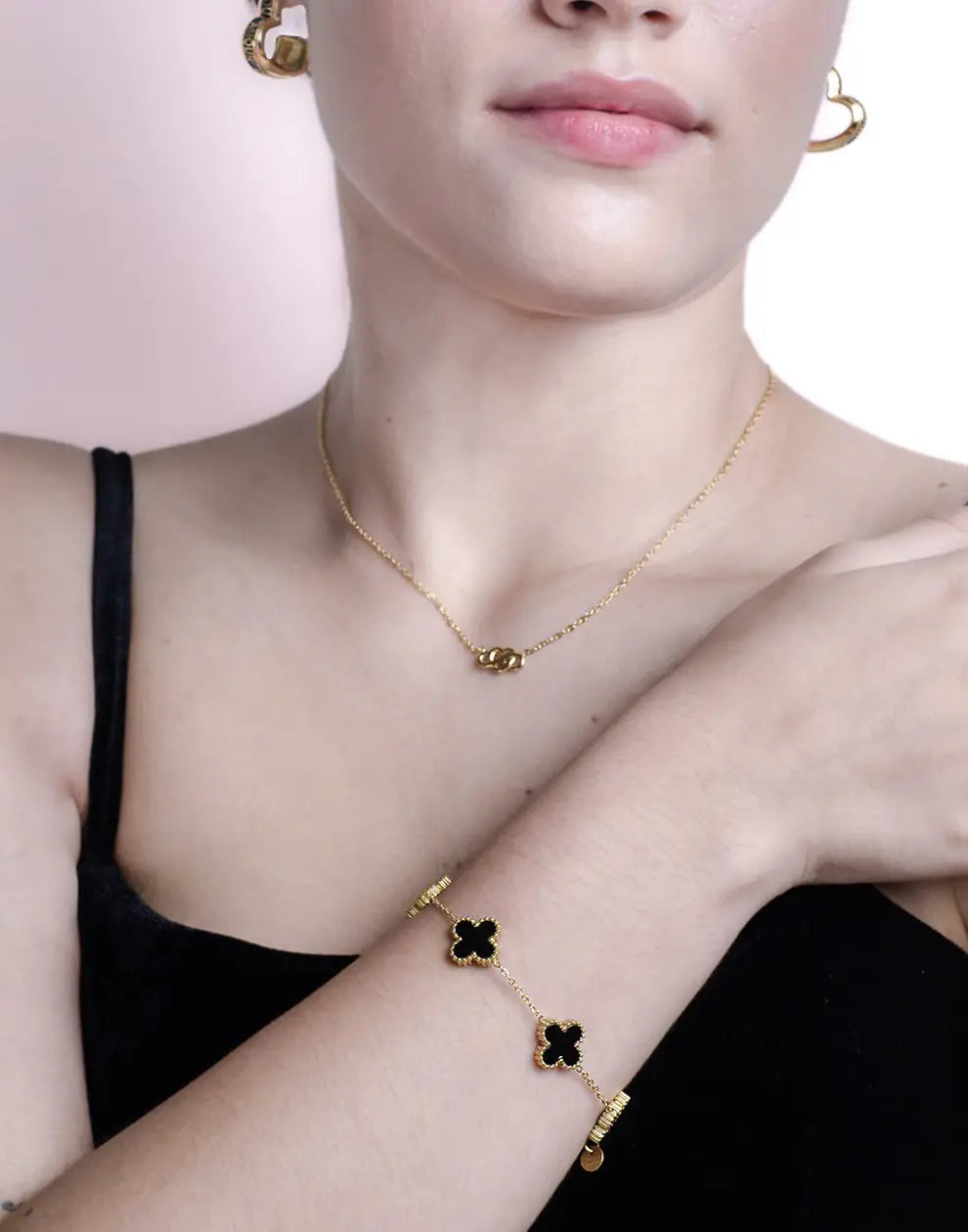 Vijfbladig Klavertje Vier Armband van Roestvrij Staal in Zwart, Pareltje en Rood - Symboliseer Geluk en Positiviteit met een Elegant, Aanpasbaar Sieraad