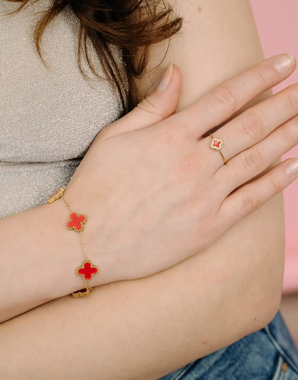 Vijfbladig Klavertje Vier Armband van Roestvrij Staal in Zwart, Pareltje en Rood - Symboliseer Geluk en Positiviteit met een Elegant, Aanpasbaar Sieraad
