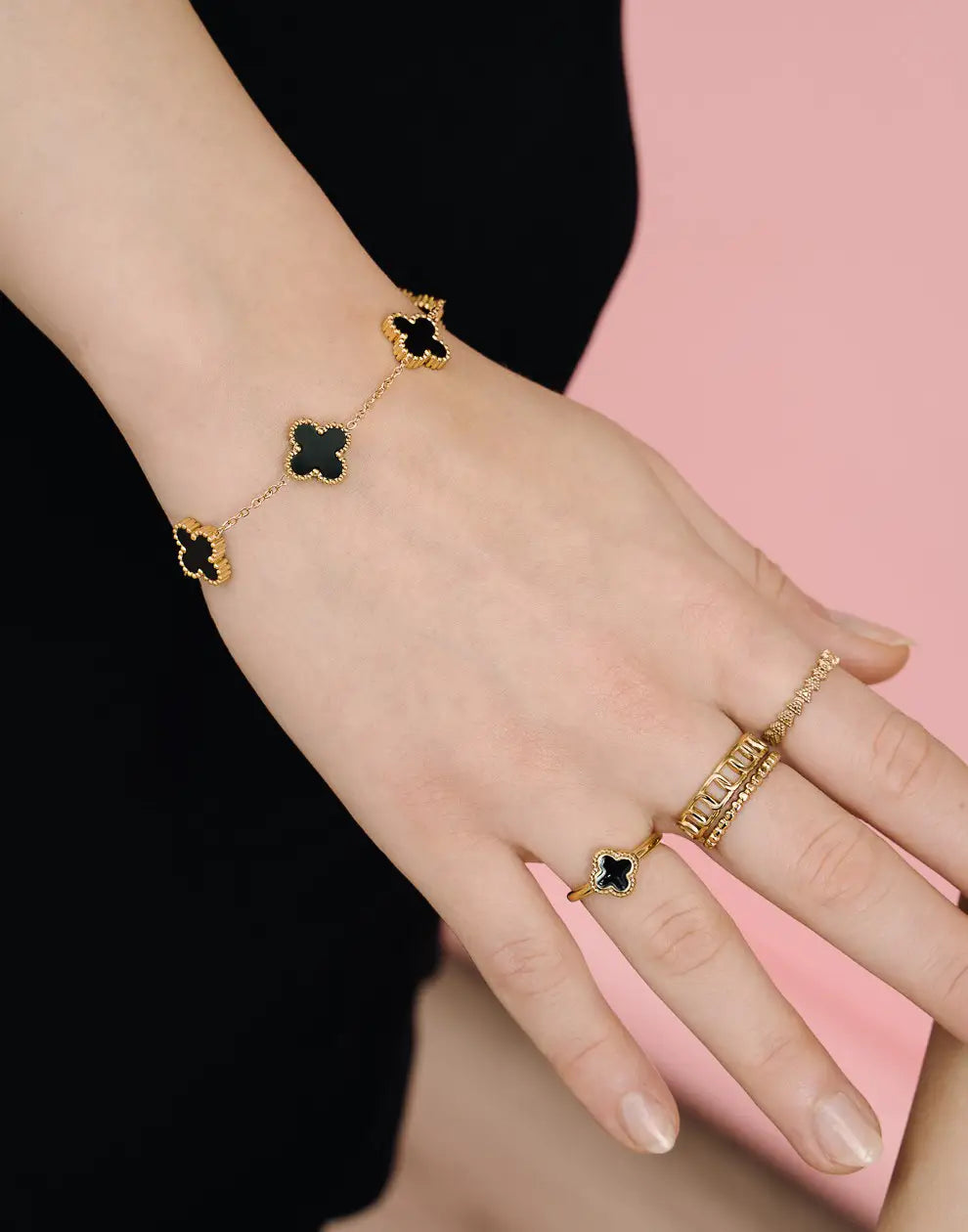 Vijfbladig Klavertje Vier Armband van Roestvrij Staal in Zwart, Pareltje en Rood - Symboliseer Geluk en Positiviteit met een Elegant, Aanpasbaar Sieraad