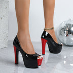 Middernachtzwarte en rode hakken