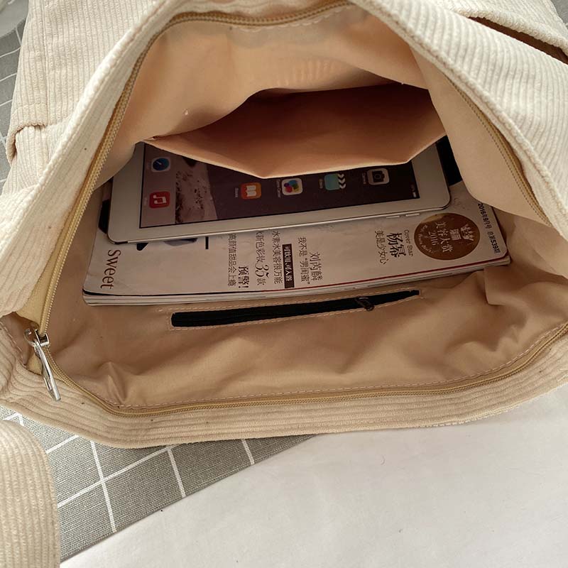 Corduroy Schoudertas Tarina Met Verstelbare Riem En Ruimte Voor Al Uw Belangrijke Spullen