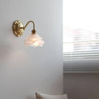 Wandlamp Messing En Glas Met Gebogen Zwanenhalsarm Stijlvol