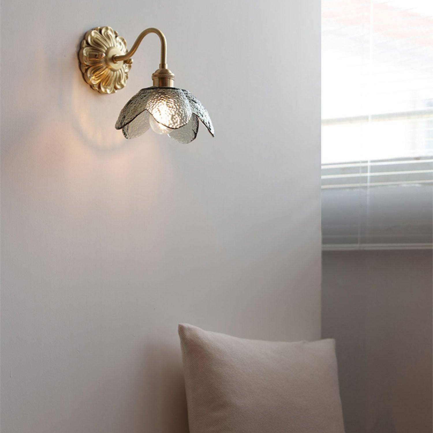 Wandlamp Messing En Glas Met Gebogen Zwanenhalsarm Stijlvol