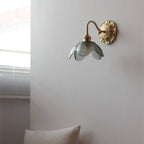 Wandlamp Messing En Glas Met Gebogen Zwanenhalsarm Stijlvol