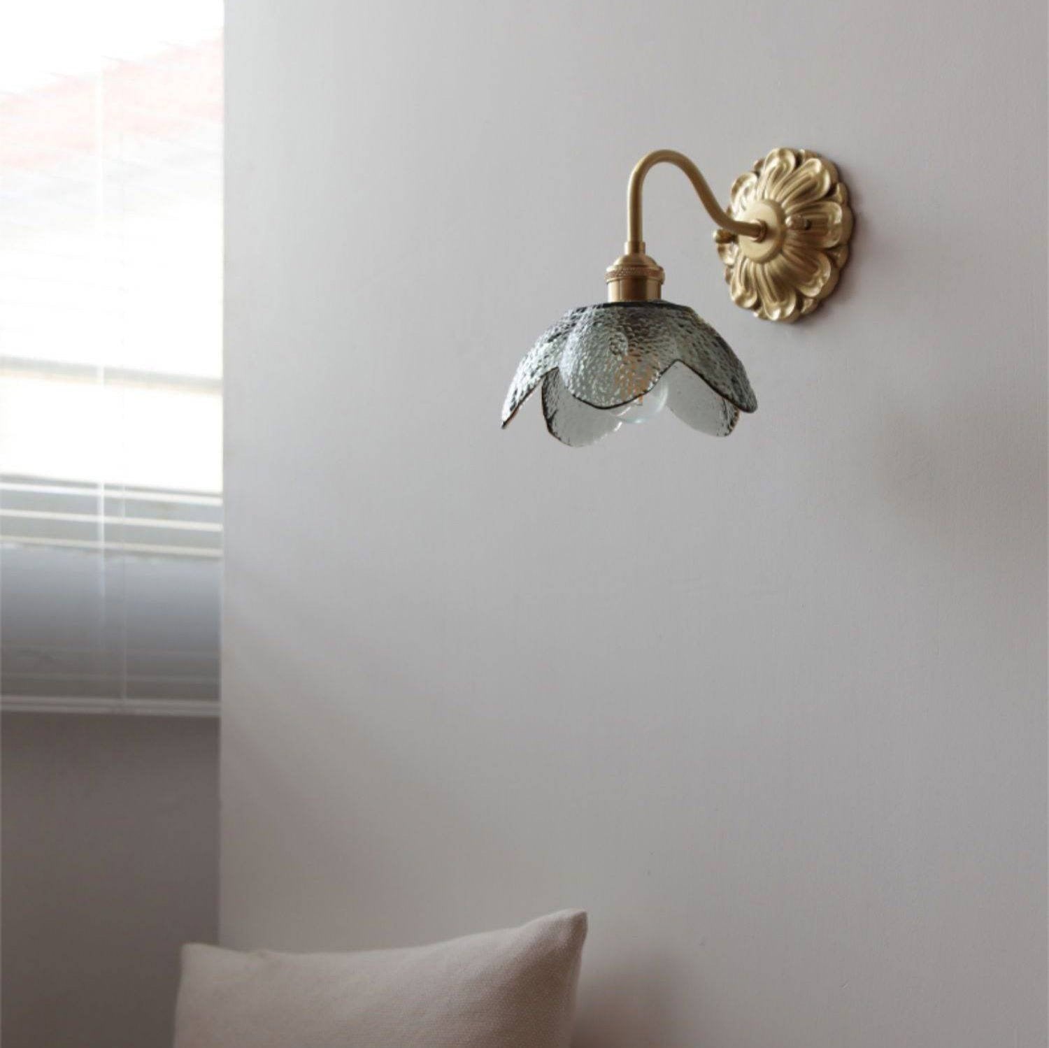 Wandlamp Messing En Glas Met Gebogen Zwanenhalsarm Stijlvol
