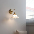 Wandlamp Messing En Glas Met Gebogen Zwanenhalsarm Stijlvol