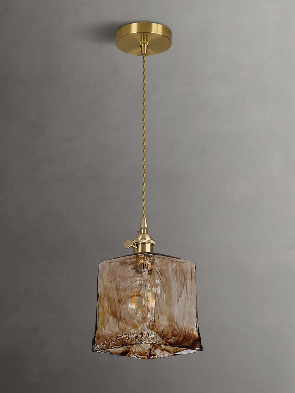 Hanglamp van messing en amberglas
