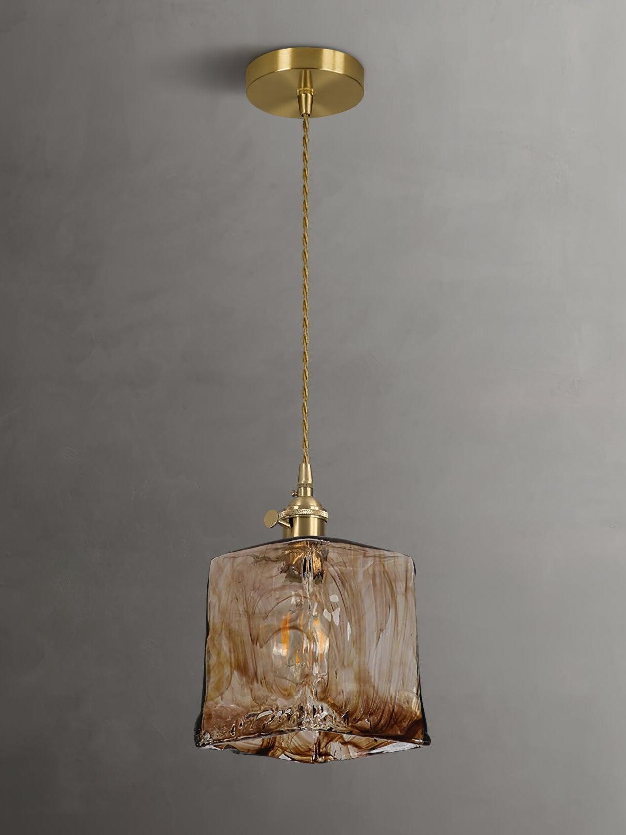 Hanglamp van messing en amberglas