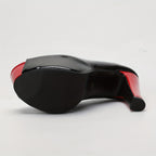 Middernachtzwarte en rode hakken