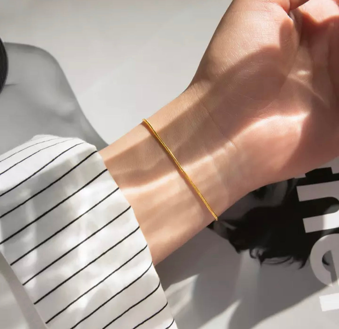 Minimalistisch Bändchen Armband met Slangen Sluiting in Goud en Zilver Hoogwaardige Materialen en Elegant Design voor Elke Gelegenheid