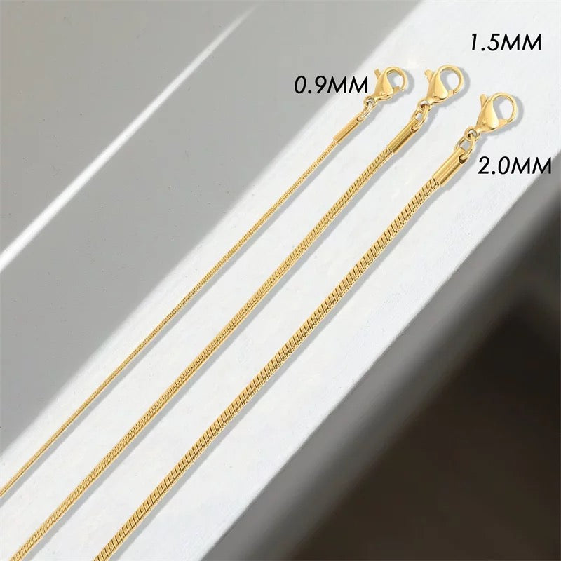 Minimalistisch Bändchen Armband met Slangen Sluiting in Goud en Zilver Hoogwaardige Materialen en Elegant Design voor Elke Gelegenheid