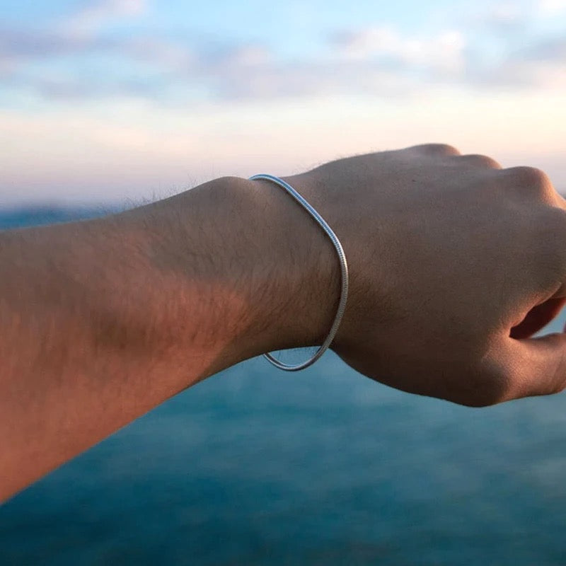 Minimalistisch Bändchen Armband met Slangen Sluiting in Goud en Zilver Hoogwaardige Materialen en Elegant Design voor Elke Gelegenheid