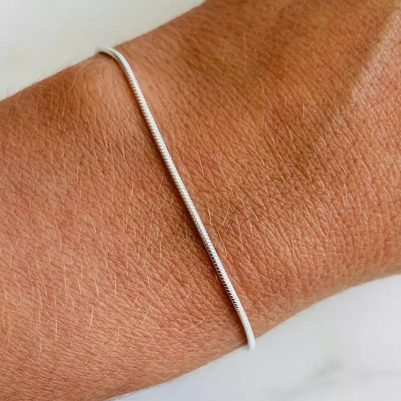 Minimalistisch Bändchen Armband met Slangen Sluiting in Goud en Zilver Hoogwaardige Materialen en Elegant Design voor Elke Gelegenheid