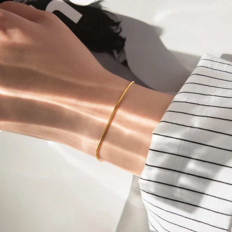 Minimalistisch Bändchen Armband met Slangen Sluiting in Goud en Zilver Hoogwaardige Materialen en Elegant Design voor Elke Gelegenheid