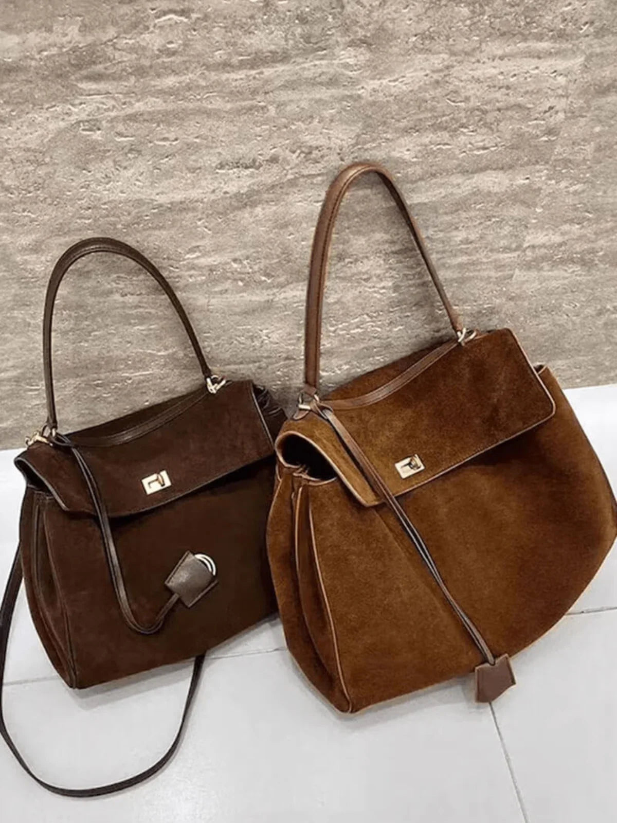 Elegante Suède Schoudertas met Handvat en Draaislot Sluiting voor Dagelijks Gebruik en Speciale Gelegenheden