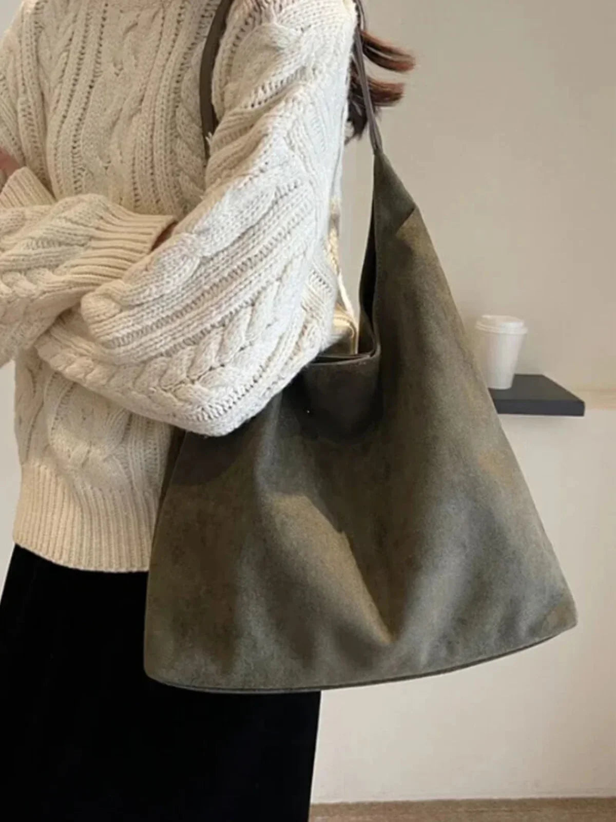 Retro Suède Grote Capaciteit Schoudertas voor Dames en Stijlvolle Accessoires in Retro en Veelzijdig Design