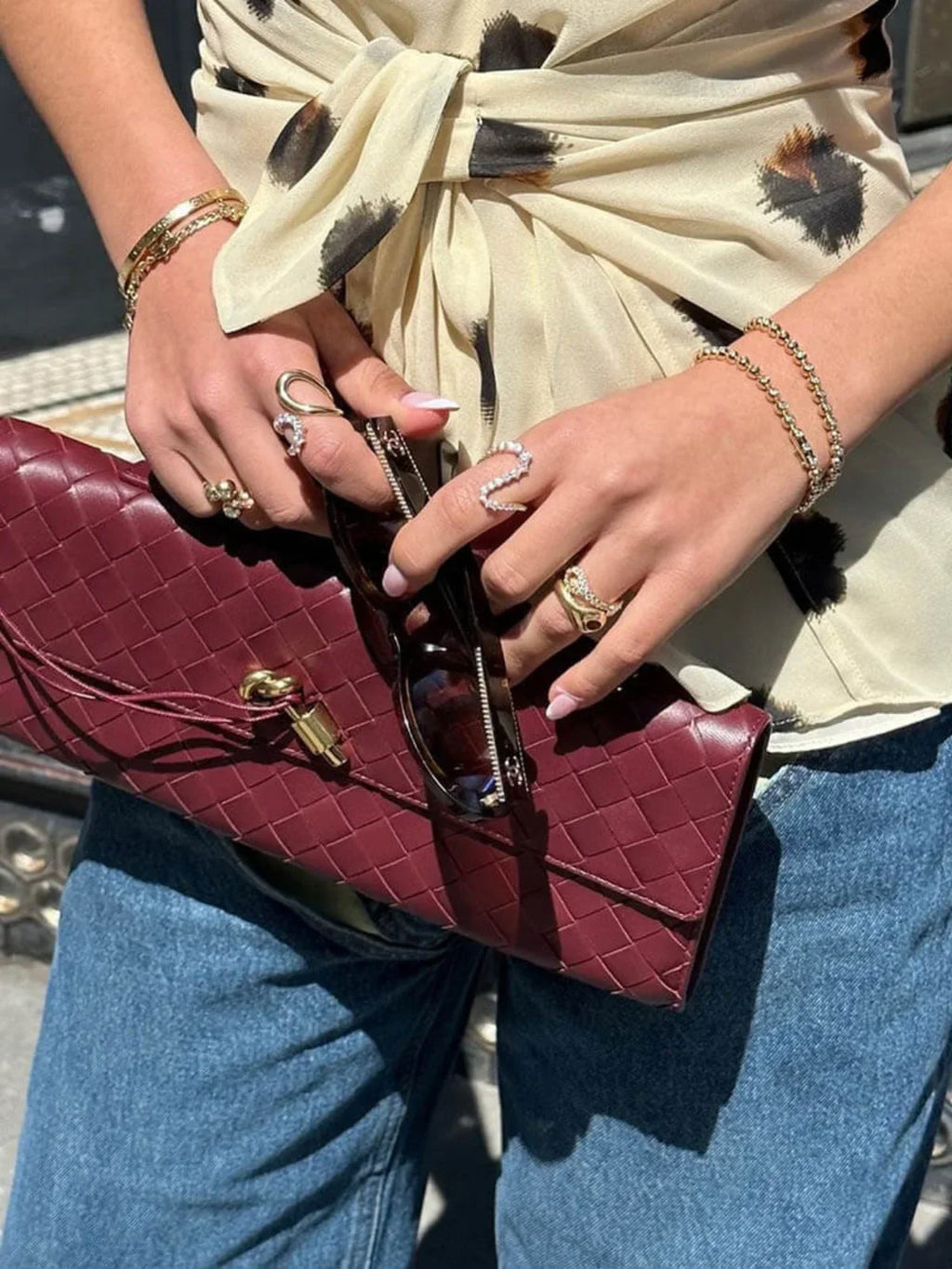 Stedelijke Crossbody Geweven Schoudertas van Faux Leer met Gouden Sluiting voor Casual en Formele Gelegenheden