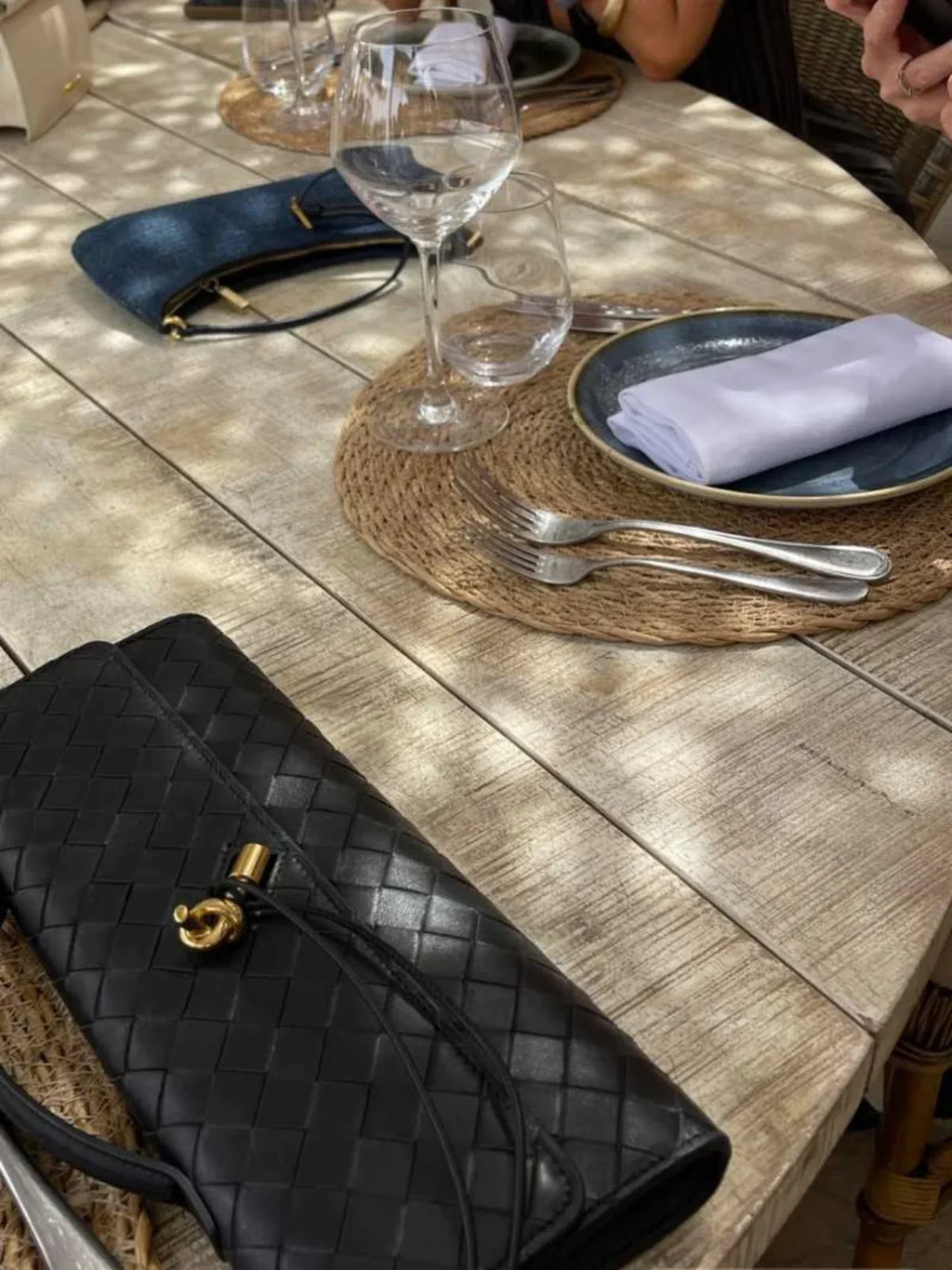 Stedelijke Crossbody Geweven Schoudertas van Faux Leer met Gouden Sluiting voor Casual en Formele Gelegenheden
