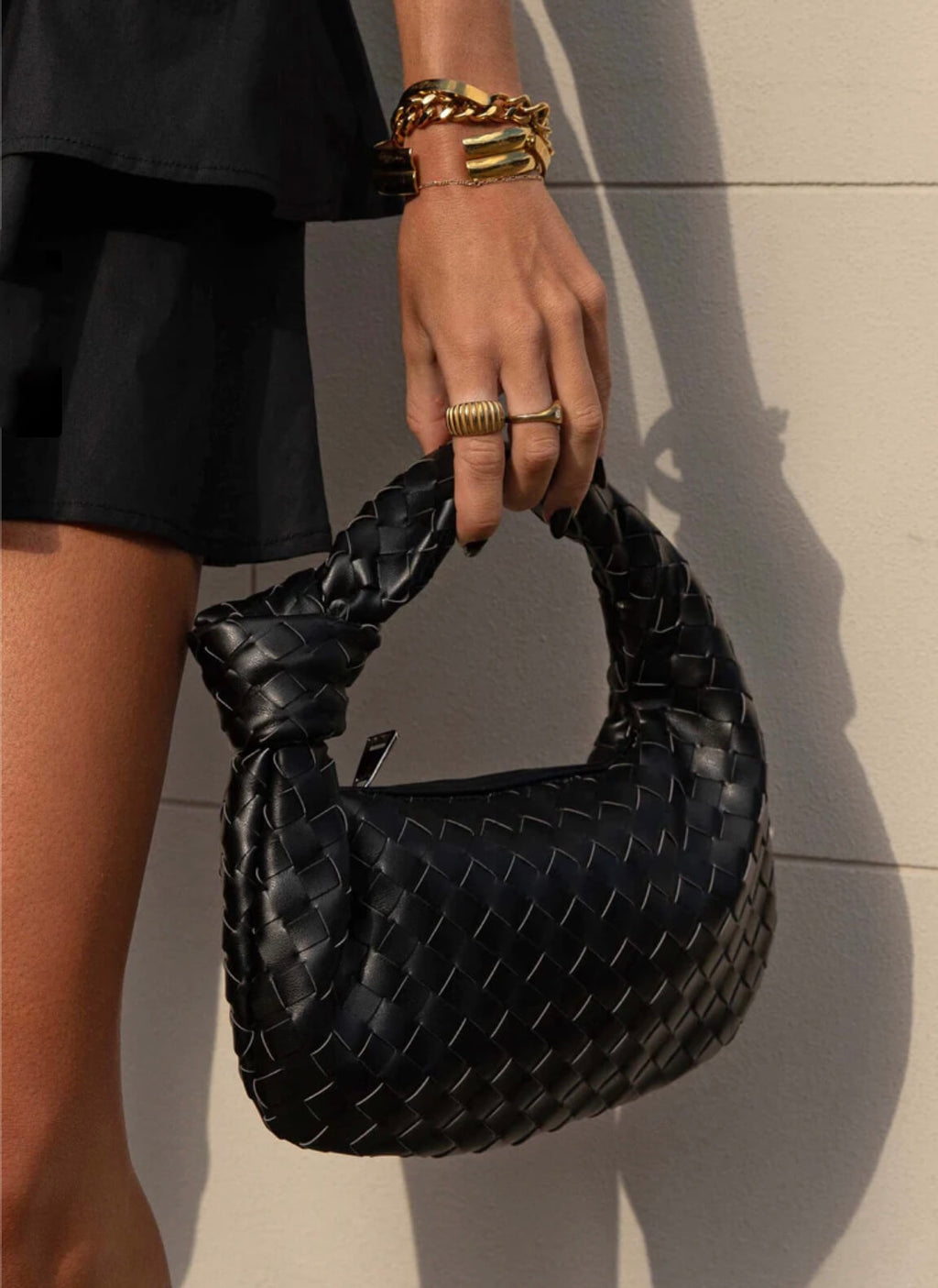 Vlechtknoop Neplederen Mini Tas Met Geweven Ontwerp En Gedraaide Handgreep Voor Elegante En Moderne Stijl