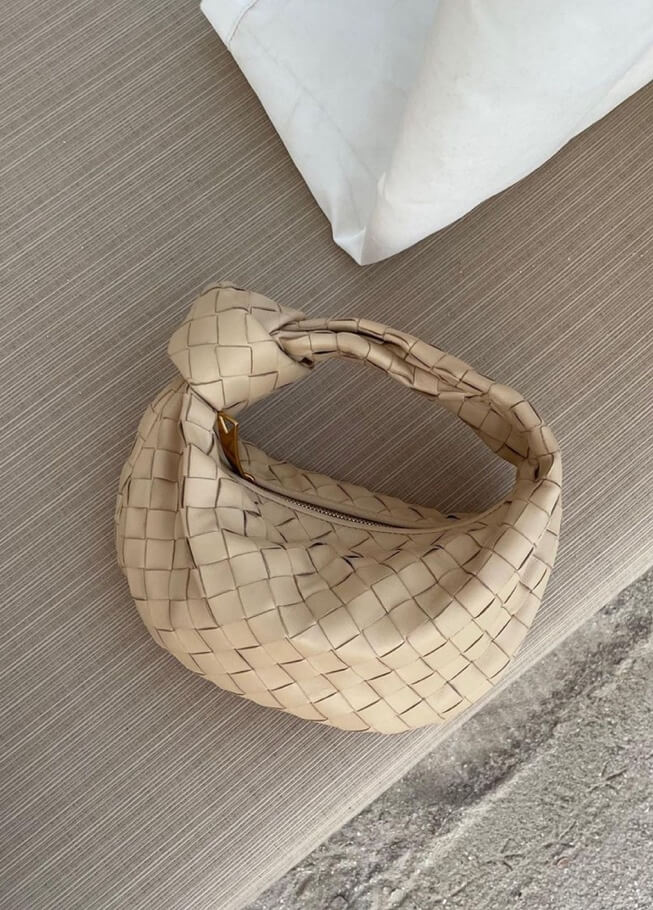 Vlechtknoop Neplederen Mini Tas Met Geweven Ontwerp En Gedraaide Handgreep Voor Elegante En Moderne Stijl