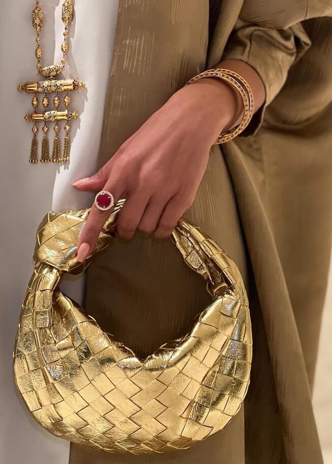 Vlechtknoop Neplederen Mini Tas Met Geweven Ontwerp En Gedraaide Handgreep Voor Elegante En Moderne Stijl