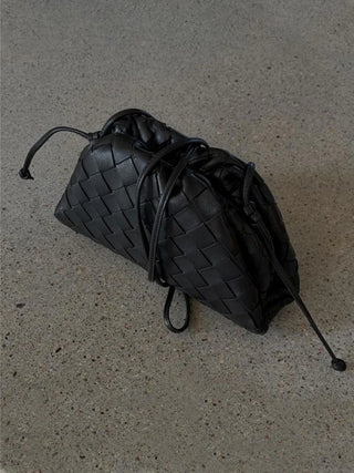 Gevlochten Neplederen Trekkoordtas met Weefstructuur en Minimalistisch Design voor Casual en Avondgebruik