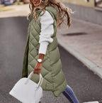 Loavies | Lange Puffer stijl bodywarmer met capuchon voor dames in de kleur Bruin voor dames in Outdoor stijl ideaal voor de herfst.