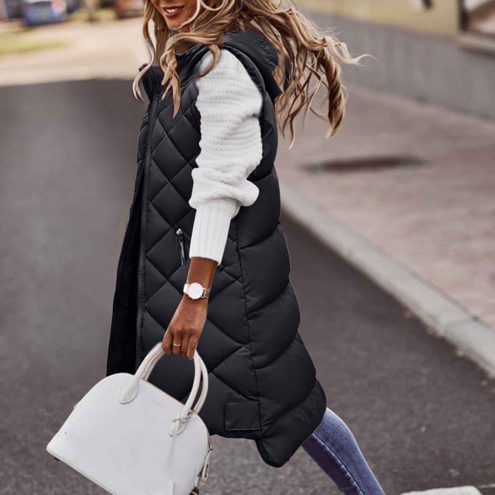 Loavies | Lange Puffer stijl bodywarmer met capuchon voor dames in de kleur Legergroen voor dames in Outdoor stijl ideaal voor de herfst.