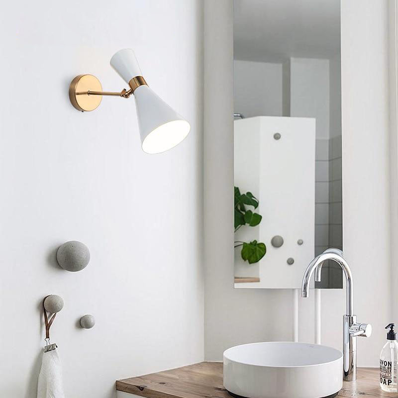 Design wandlamp met gouden LED en creatieve driehoekige lampenkap