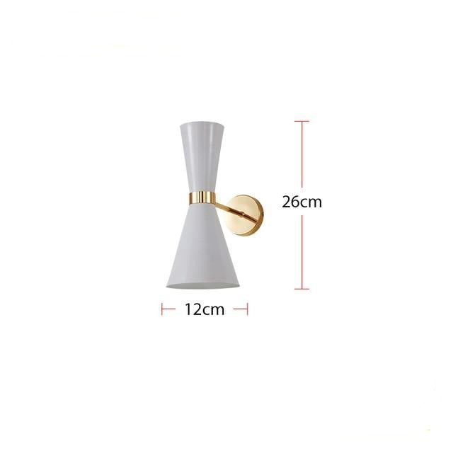 Design wandlamp met gouden LED en creatieve driehoekige lampenkap