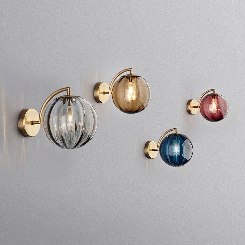 Gouden LED wandlamp met rookglazen bol Scone