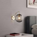 Gouden LED wandlamp met rookglazen bol Scone