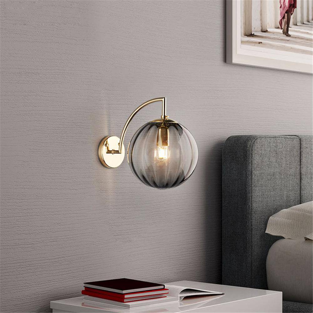 Gouden LED wandlamp met rookglazen bol Scone