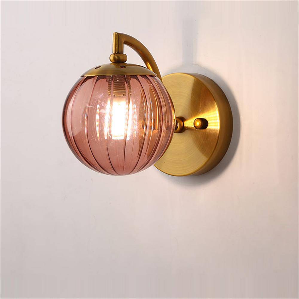 Gouden LED wandlamp met rookglazen bol Scone