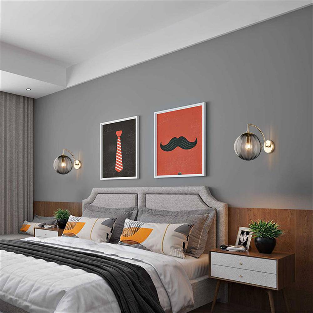 Gouden LED wandlamp met rookglazen bol Scone