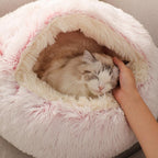 Ronde, rustgevende kattengrot van pluche