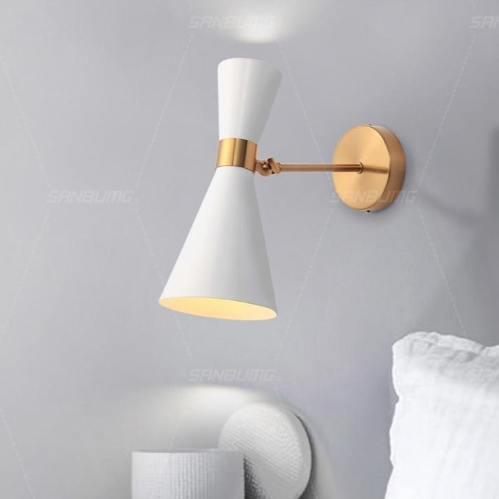Design wandlamp met gouden LED en creatieve driehoekige lampenkap