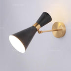 Design wandlamp met gouden LED en creatieve driehoekige lampenkap
