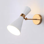 Design wandlamp met gouden LED en creatieve driehoekige lampenkap