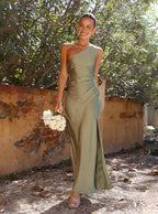 Seraphina Satijnen One-Shoulder Maxi Jurk met Elegante Split voor Feesten en Gala's Luxe Zijden Glans Vrouwelijke Pasvorm Elegant en Verfijnd