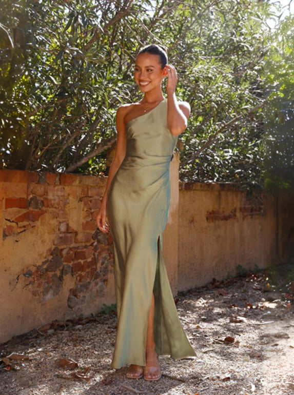 Seraphina Satijnen One-Shoulder Maxi Jurk met Elegante Split voor Feesten en Gala's Luxe Zijden Glans Vrouwelijke Pasvorm Elegant en Verfijnd